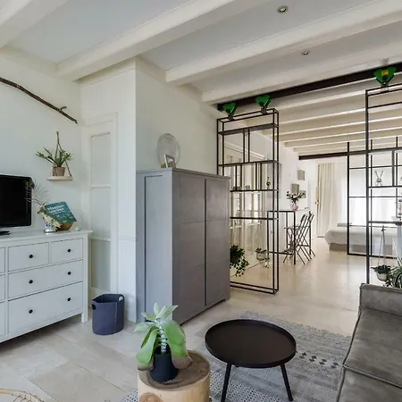Loft With Light Garden Apartment *